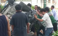 Hà Nội: Xe con đâm gãy cây, lật ngửa giữa đường