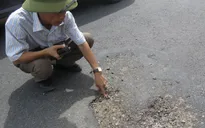 "Hóa chất lạ" phá hoại mặt đường quốc lộ 1A là nhựa thông