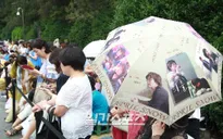 Fan Nhật xếp hàng dài trước địa điểm tổ chức đám cưới của Bae Yong Joon