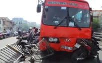 Xe khách gây tai nạn liên hoàn, nhiều người bị thương
