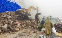 Hà Tĩnh: Mưa lũ, 3.000m3 đất đá sạt lở chia cắt QL8