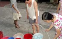 Người dân Hà Nội cầm cự chờ ngày nước sạch về