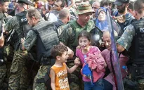 Hàng trăm người di cư vượt biên vào Macedonia