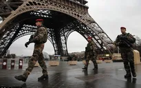 Không khí vắng lặng tang thương bao trùm Paris sau ngày đen tối