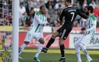 Cận cảnh Ronaldo nhận thẻ đỏ vì đánh người