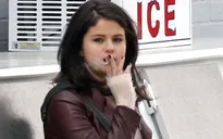 Selena Gomez bị bắt gặp "phì phèo" thuốc lá