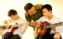 Lớp học nhạc miễn phí cho trẻ em khiếm thị của một Thượng úy trẻ