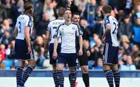 Pha "lườm rau, gắp thịt" siêu hài hước của trọng tài trong trận Man City - West Brom