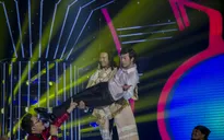 Gương mặt thân quen 2015: GK Hoài Linh đu dây trong đêm mở màn