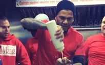 Bị Dunga bỏ quên, Dani Alves đổi nghề đi bán bánh mỳ