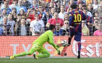 Messi bứt tốc 50m ghi bàn thứ 400 cho Barcelona