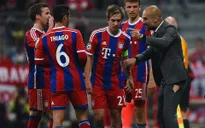 Ăn mừng bàn thắng của Bayern, HLV Guardiola bị... rách quần