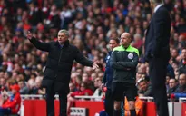 "Than nghèo kể khổ", Mourinho chạm tự ái của Wenger