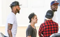 Justin Bieber "nấm lùn" bên dàn cầu thủ bóng rổ