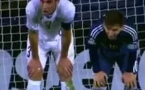 Messi bắt chước Godin hay cả hai bày trò trêu khán giả?