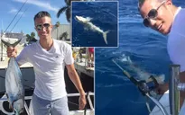 Van Persie phấn khởi khoe clip câu nhầm cá mập