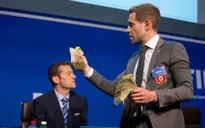 Thành tích bất hảo của kẻ ném tiền vào mặt Chủ tịch FIFA