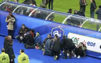 Nổ bom ngoài sân Stade de France, cổ động viên và cầu thủ Pháp, Đức hoảng loạn