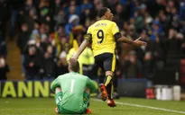 Từ người hùng thành tội đồ, Deeney phản lưới giúp Man Utd giành 3 điểm