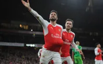 Giroud vừa phản lưới vừa ghi bàn, Arsenal chiếm lĩnh ngôi nhì bảng