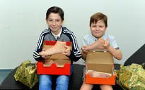 Món quà Giáng sinh ý nghĩa dành cho hai anh em khuyết tật yêu bóng đá