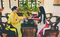 Chùm ảnh đẹp về tục xông đất, lì xì, đi chơi đầu năm ở cố đô Huế