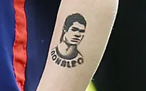 Con trai Rooney "xăm hình" Ronaldo trên cánh tay