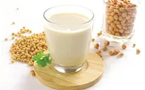 Có nên uống sữa đậu nành thay nước?