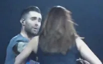 Adam Levine hoảng hốt vì bị fan cuồng tấn công