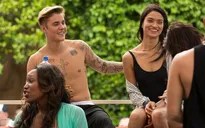 Justin Bieber thân mật với thiên thần Victoria's Secret