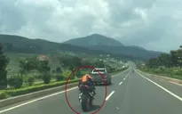Kinh hoàng đoàn xe mô tô phóng 300km/h trên cao tốc