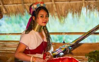Khám phá bộ tộc kỳ lạ: Phụ nữ cổ càng dài càng đẹp!