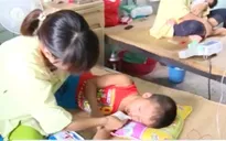 Ăn phải bột tẩy bồn cầu tại trường mầm non, 4 trẻ bị ngộ độc