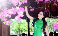 Nghệ sĩ hài Việt Hương e ấp với tà áo dài truyền thống