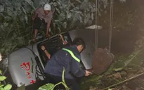 Quảng Nam: Xe rơi xuống hố, 14 người thoát chết