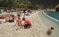 Công viên nước khổng lồ nằm gọn trong... nhà chứa máy bay