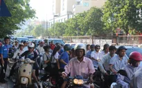 Hà Nội: Ùn tắc kéo dài trong ngày làm thủ tục thi THPT Quốc gia