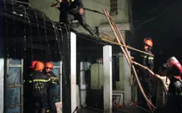Cháy lớn tại kho tập kết lốp ô tô cũ, cả khu phố hoảng loạn