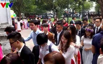 Chen chân chụp hình kỷ yếu tại Văn Miếu - Quốc Tử Giám
