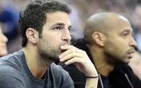 Fabregas, Drogba và Henry rủ nhau đi xem bóng rổ