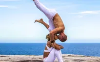 Bộ ảnh du lịch "siêu độc" của cặp vợ chồng huấn luyện Yoga