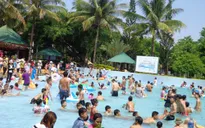 Công viên nước phố núi chật kín khách “giải nhiệt” dịp Tết thiếu nhi