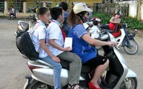 Phụ huynh ồ ạt sắm mũ bảo hiểm cho con