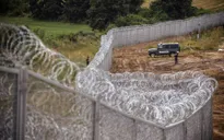 Hungary xây tường rào cao 4m ngăn người di cư