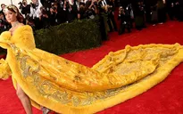 Cười té ghế với "bản chế" chiếc váy của Rihanna tại Met Gala 2015