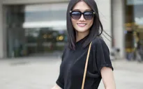 Kha Mỹ Vân diện đồ tối giản dạo phố
