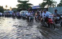 Triều cường gây ngập nhiều tuyến đường tại TP.HCM
