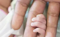 Điều gì thôi thúc nước Anh cho phép sinh em bé từ ADN của 3 người?