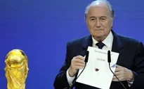 Sepp Blatter có "bình an vô sự" trong vụ bê bối mới nhất của FIFA?
