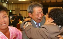 Xúc động với cuộc đoàn tụ gia đình ly tán 2 miền Triều Tiên